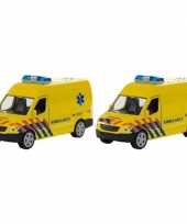 2x speelgoed ambulance 12 cm met licht en geluid